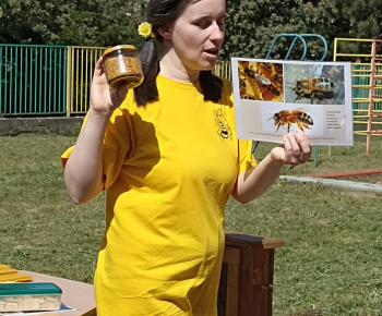 Včely a včelárka v materskej škole
