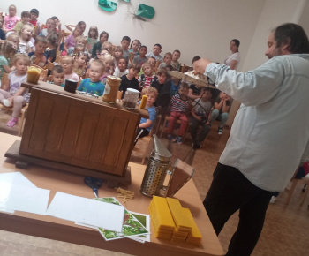 Život včiel - včelár