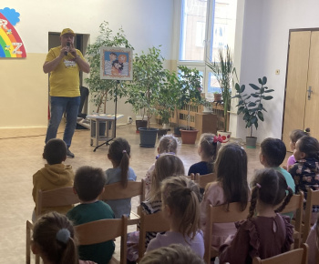 O zvedavej opici
